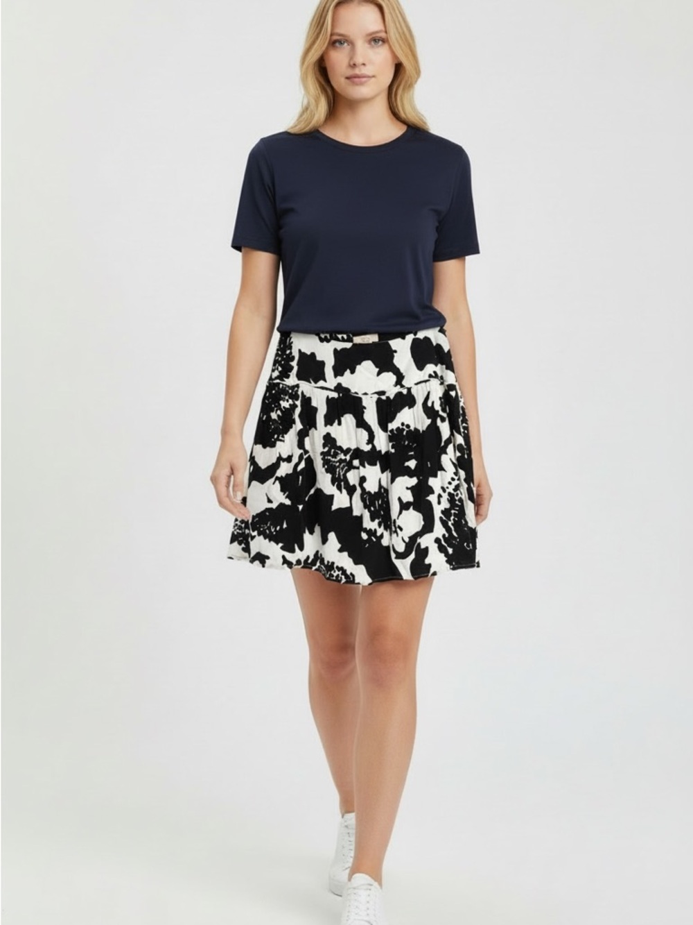 LOFT Dark Navy White Floral Flowy Mini Skirt Wide Waist Size 4 Career Casual